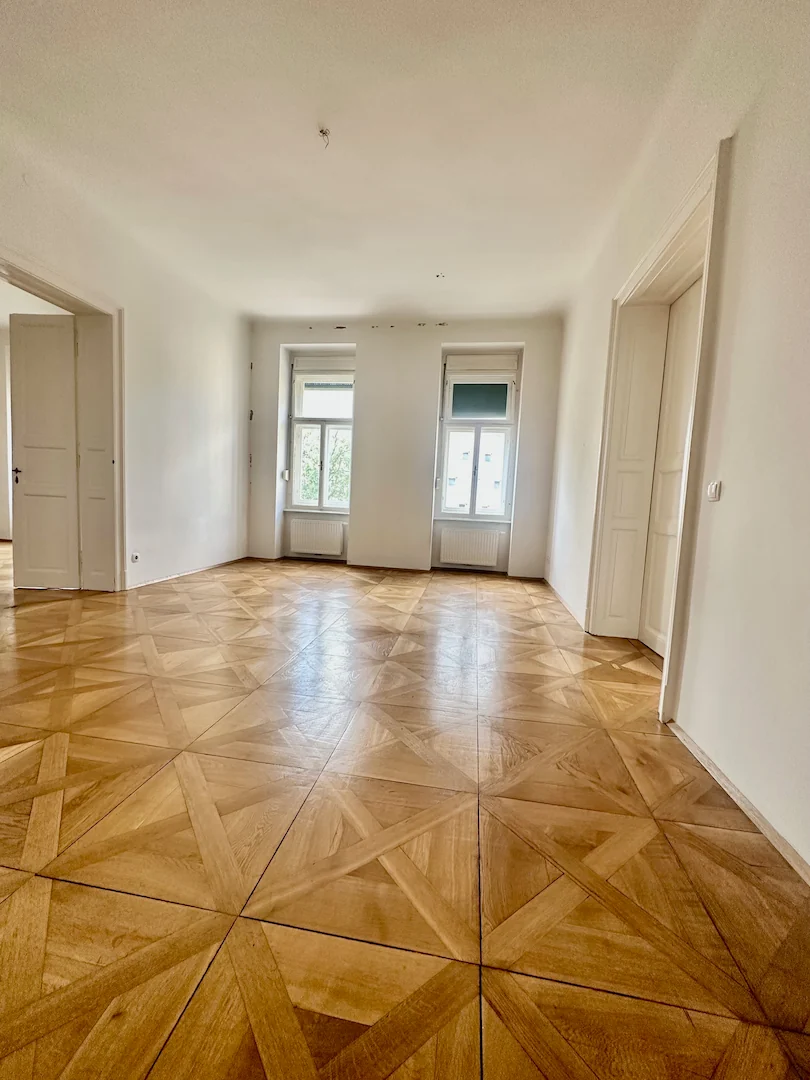 Leeres Altbau Zimmer mit schönem Parkettboden 